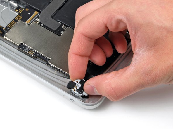 iPad 3G Headphone Jack/Microphone Assembly Replacement: step 15, image 1 of 1