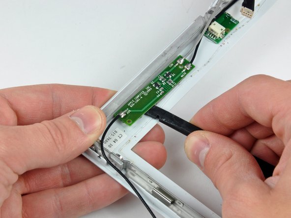 iBook G4 12" 1.33 GHz Clutch Hinges Replacement: step 66, image 1 of 2