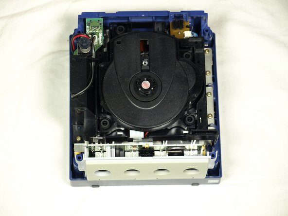 Nintendo GameCube Fan replacement for cleaning: step 2, image 3 of 3