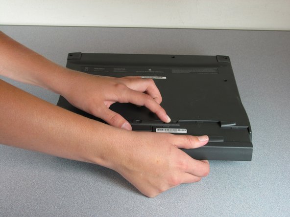 Macintosh PowerBook 1400 Series Battery Replacement: step 3, image 1 of 1