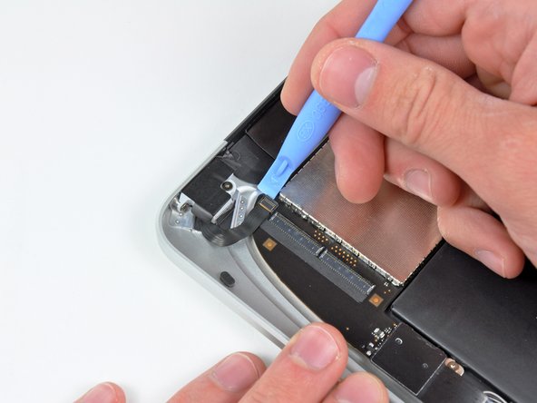 iPad 3G Logic Board Replacement: step 18, image 1 of 2