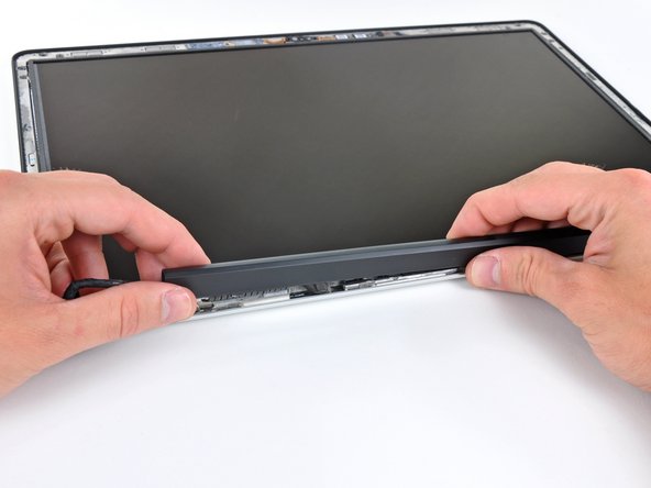 MacBook Pro 15" Unibody Late 2008 and Early 2009 LCD Replacement: step 25, image 1 of 2