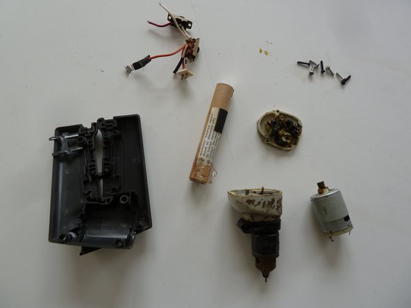 Power Screwdriver (with inbuilt battery pack): step 7, image 1 of 1