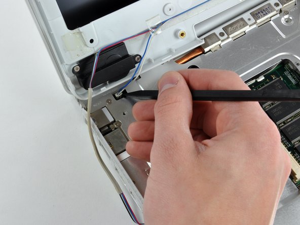 iBook G4 12" 1.33 GHz Optical Drive Replacement: step 27, image 1 of 2