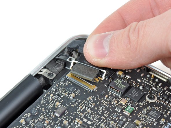 MacBook Pro 13" Unibody Mid 2010 DC-In Board Replacement: step 7, image 3 of 3