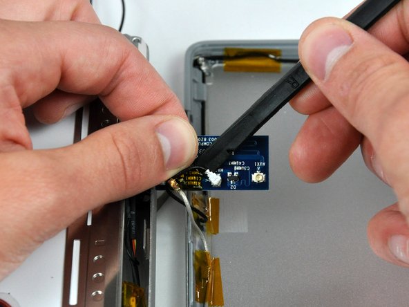 PowerBook G4 Aluminum 15" 1-1.5 GHz Display Data Cable Replacement: step 33, image 2 of 2