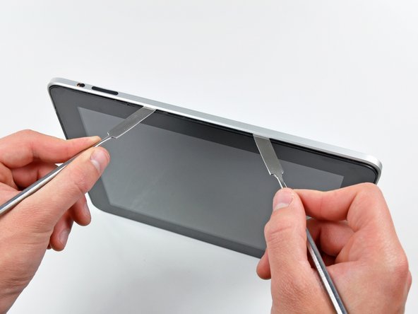 iPad 3G Speakers Replacement: step 3, image 1 of 2