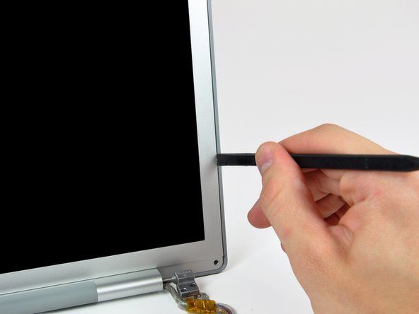 MacBook Pro 17" Models A1151 A1212 A1229 and A1261 LCD Replacement: step 15, image 1 of 3