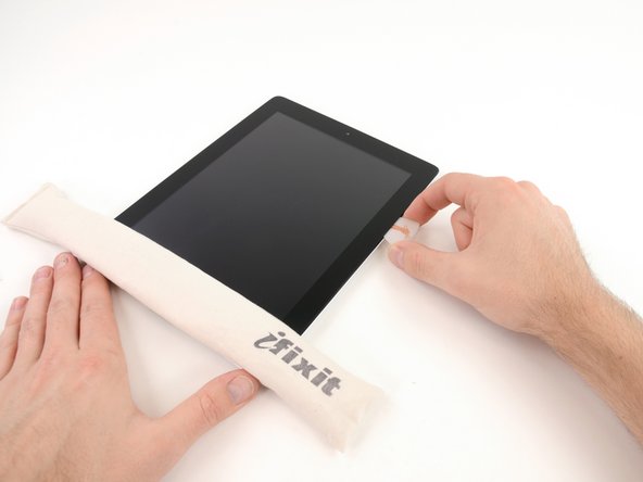 iPad 2 GSM Display Data Cable Replacement: step 11, image 1 of 3