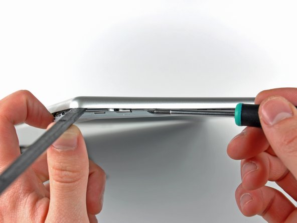 PowerBook G4 Aluminum 17" 1-1.67 GHz Inverter and Antenna Cables Replacement: step 24, image 1 of 1