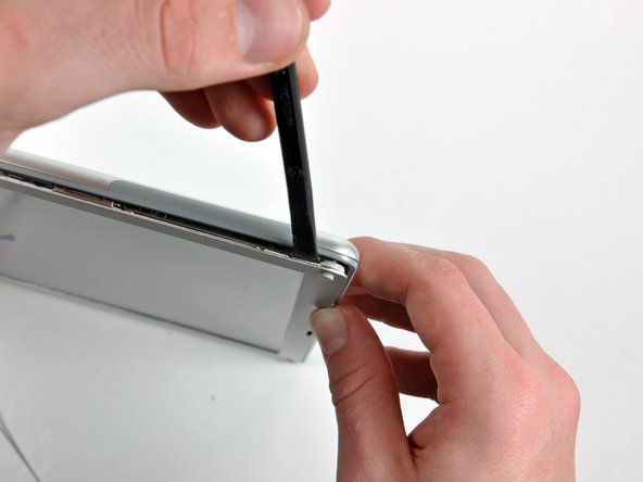 PowerBook G4 Aluminum 12" 1-1.5 GHz Display Inverter Replacement: step 67, image 1 of 2