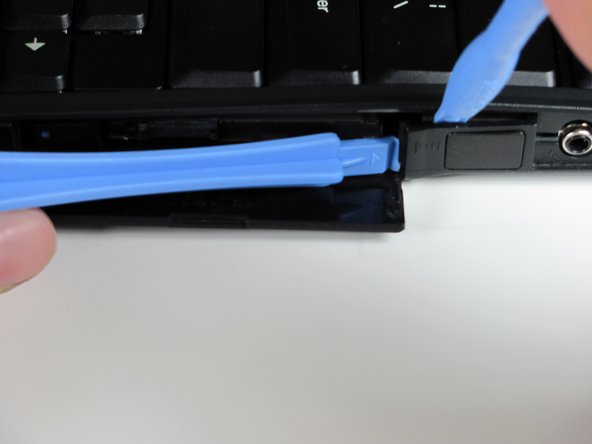 Disassembling IBM ThinkPad 560z Upper Case: step 6, image 1 of 1