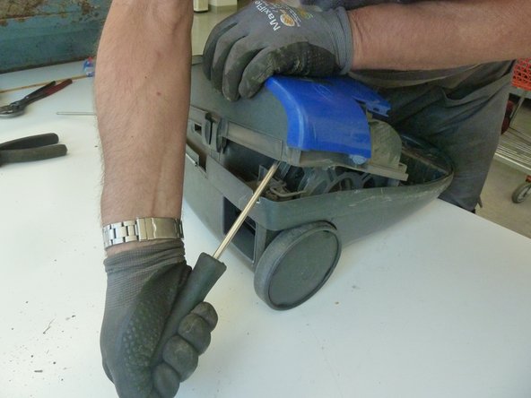 Vacuum Cleaner: step 7, image 2 of 3