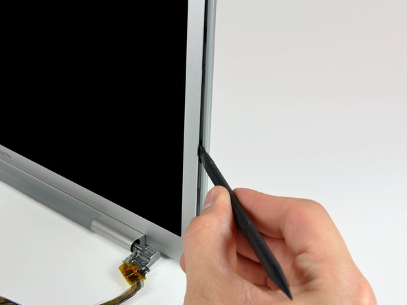 MacBook Pro 17" Models A1151 A1212 A1229 and A1261 Antenna Cables Replacement: step 18, image 2 of 3