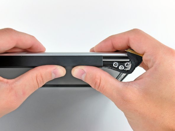 MacBook Pro 15" Unibody Mid 2009 LCD Replacement: step 30, image 1 of 2