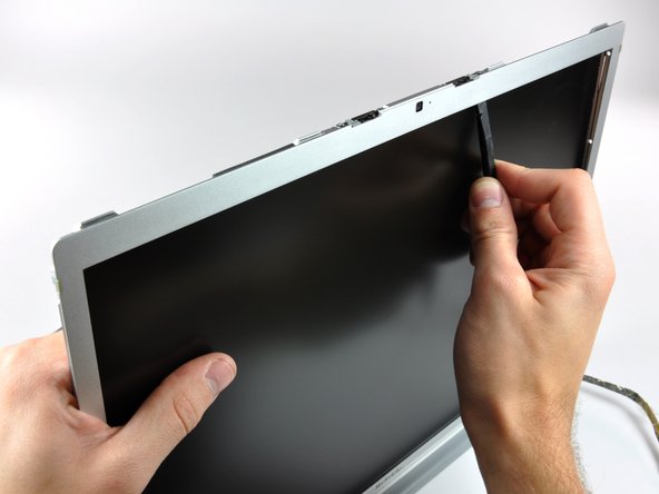 MacBook Pro 17" Models A1151 A1212 A1229 and A1261 LCD Replacement: step 31, image 1 of 2