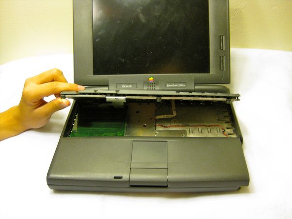 Macintosh Powerbook 5300cs Hard Drive Replacement: step 4, image 1 of 2