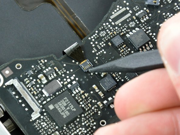 MacBook Pro 15" Unibody Late 2008 and Early 2009 ExpressCard Cage Replacement: step 22, image 1 of 2