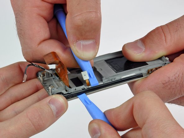 Microsoft Zune HD OLED Display Replacement: step 18, image 1 of 2