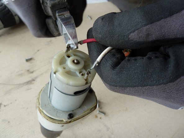 Power Screwdriver (with inbuilt battery pack): step 3, image 2 of 2