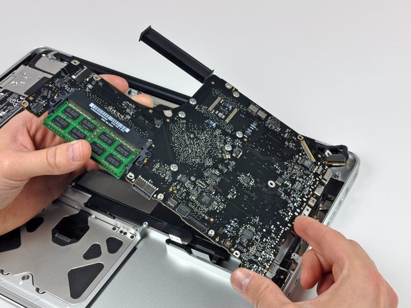 MacBook Pro 15" Unibody 2.53 GHz Mid 2009 Heat Sink Replacement: step 25, image 2 of 2