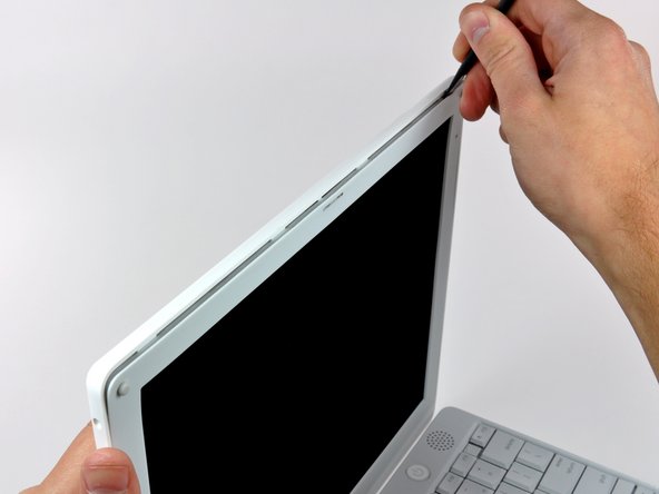 iBook G4 12" 1.33 GHz Clutch Cover Replacement: step 45, image 1 of 1