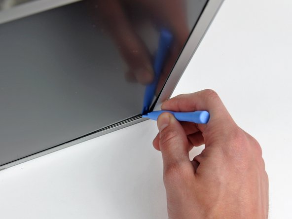 PowerBook G4 Aluminum 17" 1-1.67 GHz Front Display Bezel Replacement: step 46, image 1 of 2