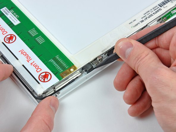 iBook G4 14" 933 MHz-1.33 GHz Display Data Cable Replacement: step 58, image 1 of 2