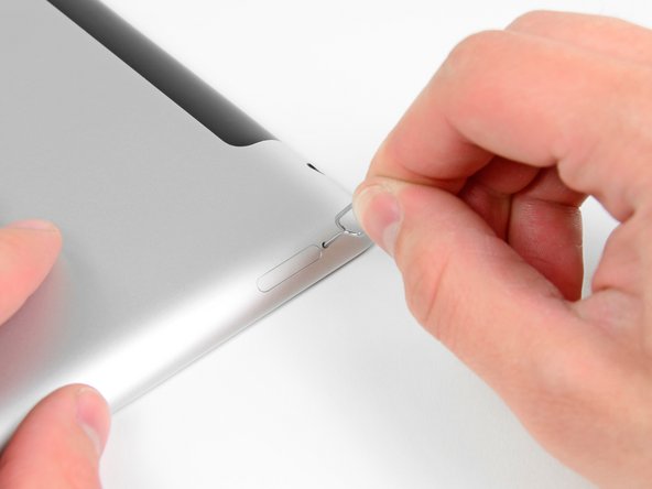 iPad 2 GSM Bluetooth/Wi-Fi Antenna Replacement: step 4, image 1 of 2