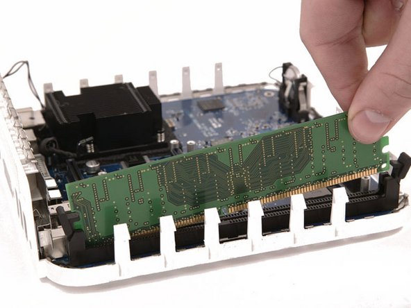 Mac mini (PowerPC) Logic Board Replacement: step 16, image 1 of 1