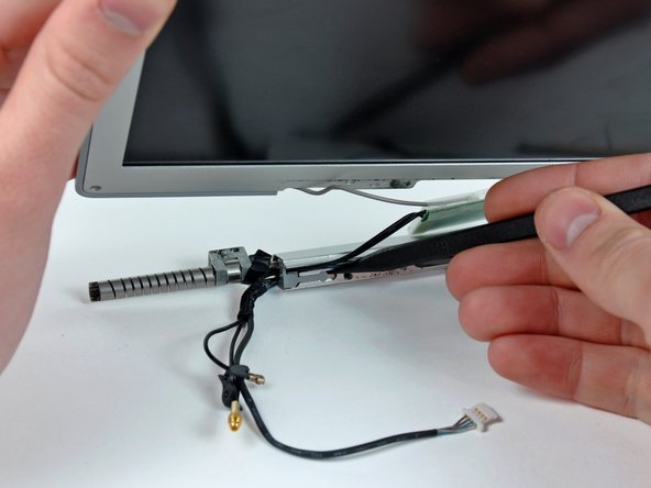 PowerBook G4 Aluminum 17" 1-1.67 GHz Display Data Cable Replacement: step 30, image 1 of 1