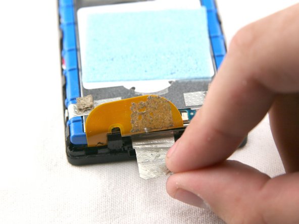 Microsoft Zune 80 Screen Replacement: step 4, image 1 of 2