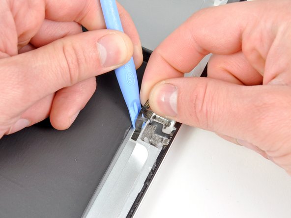 iPad 2 Wi-Fi EMC 2415 Microphone Replacement: step 38, image 1 of 3