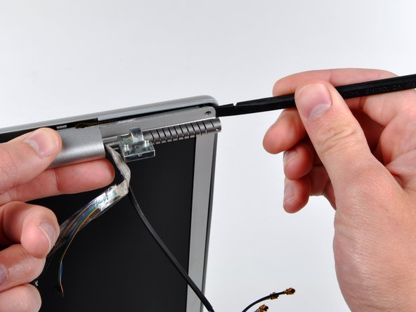 MacBook Pro 17" Models A1151 A1212 A1229 and A1261 Antenna Cables Replacement: step 19, image 2 of 3