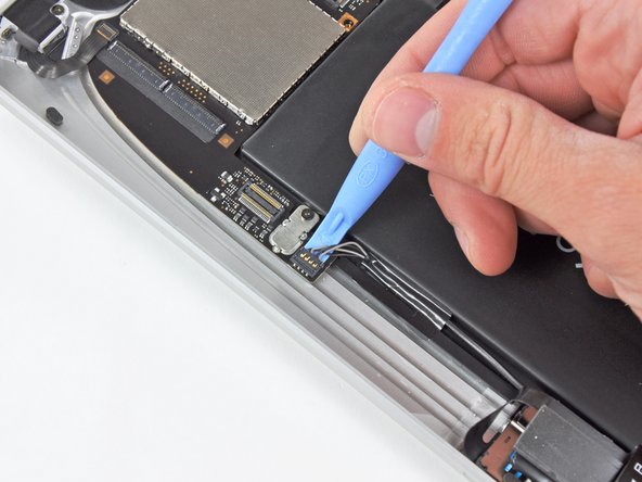 iPad 3G Speakers Replacement: step 19, image 1 of 1