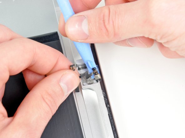 iPad 2 Wi-Fi EMC 2415 Microphone Replacement: step 38, image 3 of 3