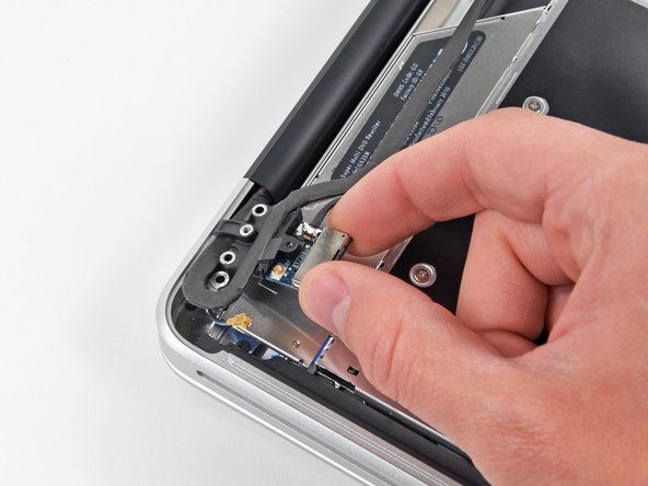 MacBook Pro 15" Unibody 2.53 GHz Mid 2009 LCD Replacement: step 11, image 2 of 2