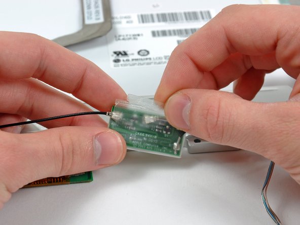 PowerBook G4 Aluminum 17" 1-1.67 GHz Inverter and Antenna Cables Replacement: step 35, image 1 of 2