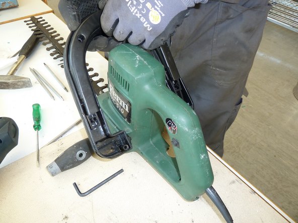 Hedge Trimmer: step 2, image 3 of 3