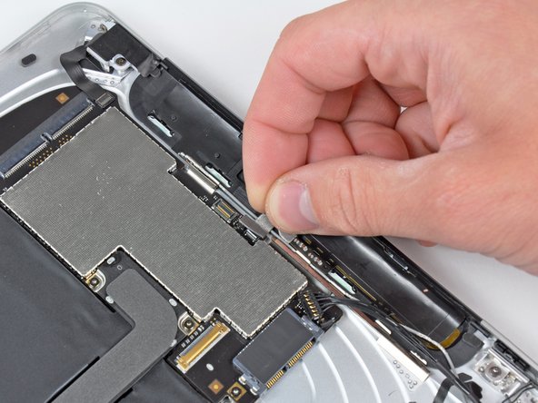 iPad 3G Logic Board Replacement: step 17, image 1 of 1