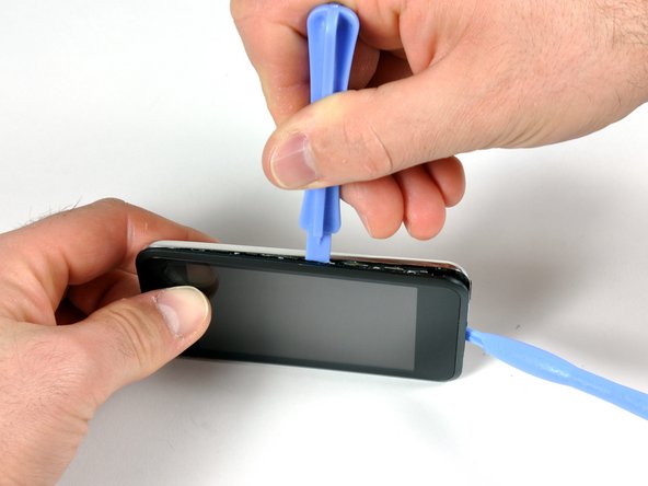 iPod Touch 1st Generation Front Panel Replacement: step 3, image 2 of 3