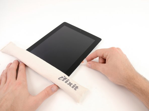 iPad 2 GSM Headphone Jack & SIM Slot Replacement: step 14, image 3 of 3