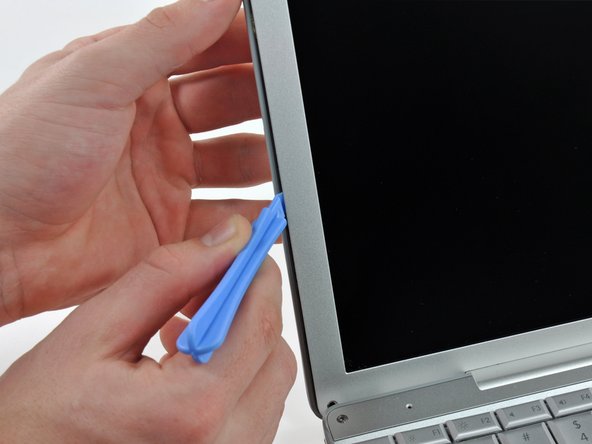 PowerBook G4 Aluminum 12" 867 MHz Rear Display Bezel Replacement: step 4, image 2 of 3