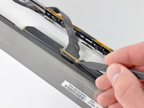 MacBook Pro 15" Unibody 2.53 GHz Mid 2009 LCD Replacement: step 34, image 1 of 2