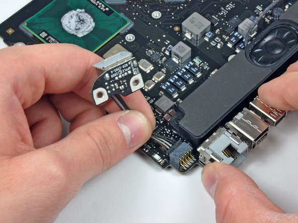 MacBook Pro 15" Unibody 2.53 GHz Mid 2009 Logic Board Replacement: step 28, image 1 of 1