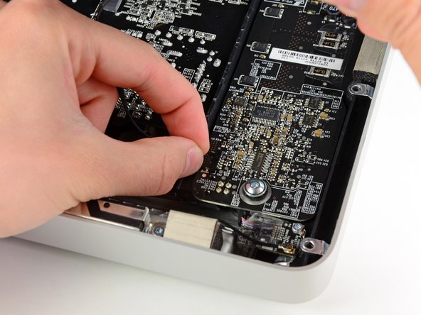 iMac Intel 21.5" EMC 2389 AirPort Card Replacement: step 5, image 2 of 2