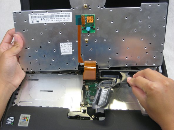 Disassembling IBM ThinkPad A30 Upper Case: step 6, image 3 of 3