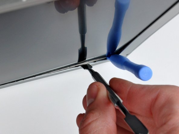 PowerBook G4 Aluminum 17" 1.67 GHz (High-Res) Front Display Bezel Replacement: step 52, image 2 of 2