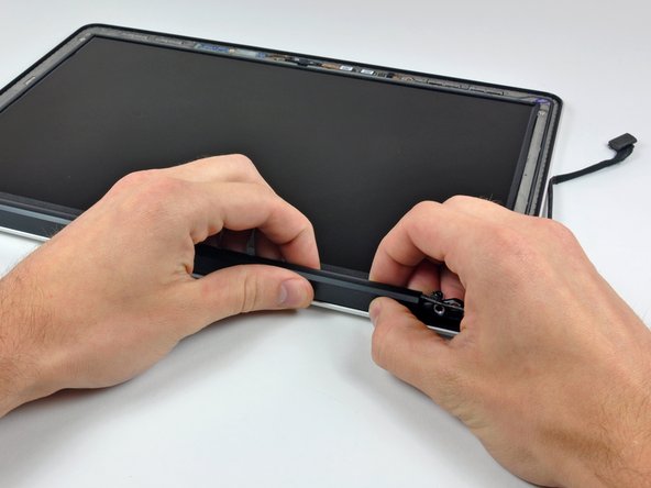 MacBook Pro 13" Unibody Mid 2009 LCD Replacement: step 26, image 1 of 3