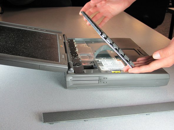 Macintosh PowerBook 1400 Series RAM Replacement: step 11, image 1 of 1